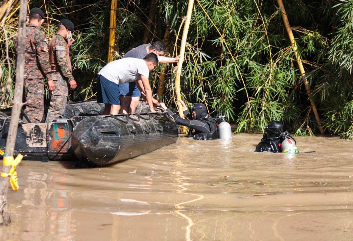 Buzos de la Fuerza Armada inspeccionan bóveda obstruida en quebrada El Garrobo buzos-de-la-fuerza-armada-inspeccionan-boveda-obstruida-en-quebrada-el-garrobo
